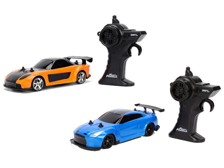 Twee op afstand bestuurbare driftauto's, één oranje en één blauw, met twee zwarte controllers.