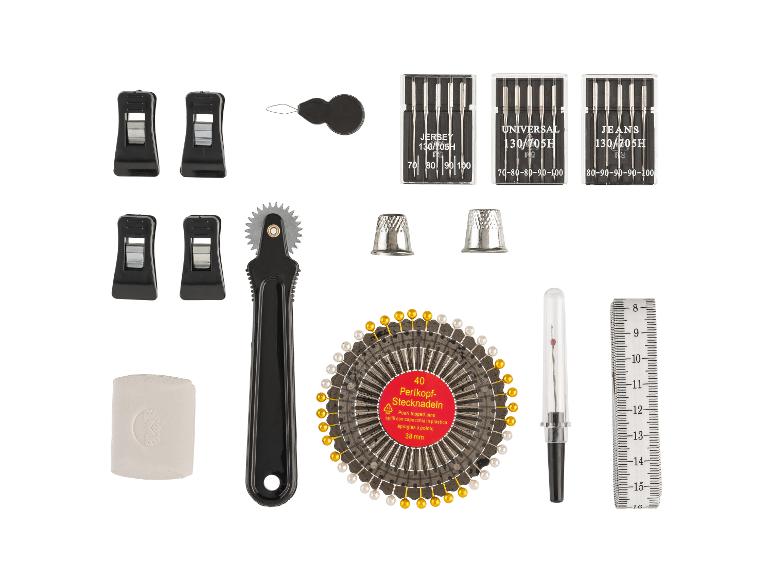 Naaiaccessoireset met klemmen, naalden, vingerhoeden, spelden, radeerwieltje en kleermakerskrijt.