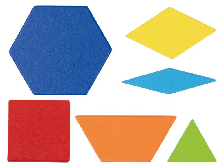 Kleurrijke houten geometrische vormen: blauwe zeshoek, gele en blauwe ruiten, rood vierkant, oranje trapezium en groene driehoek.
