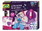 Scrunchie designkit met stoffen, elastieken, kralen en bedeltjes, met instructies.
