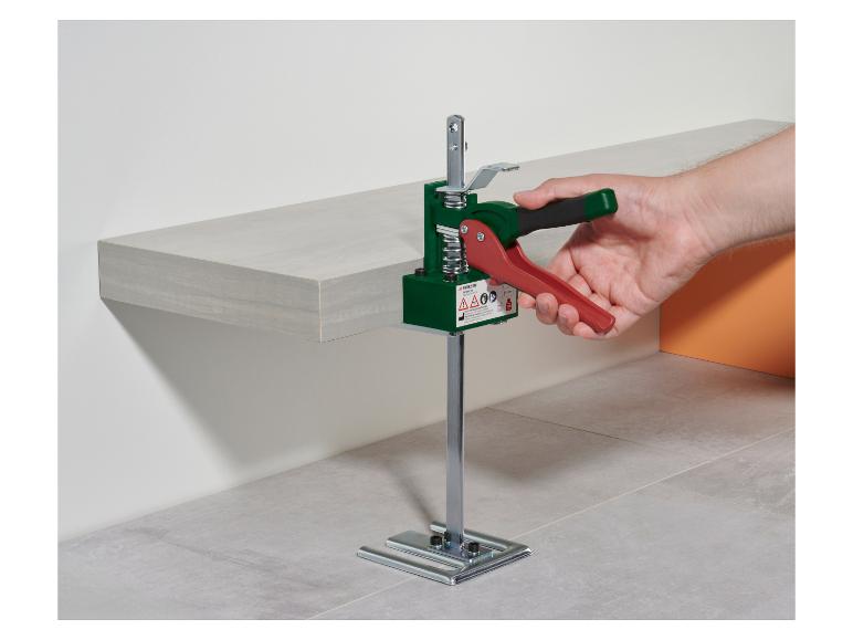 Persoon gebruikt een Parkside tegellifter om een lichtgrijze plank aan te passen