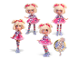 Super beweegbare blonde pop in een roze jurk getoond in vier verschillende poses