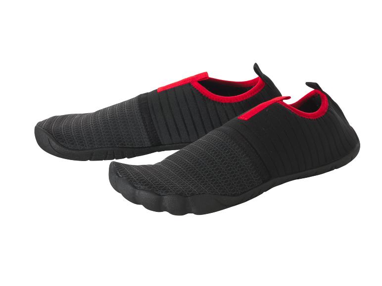 Een paar zwart-rode waterschoenen.
