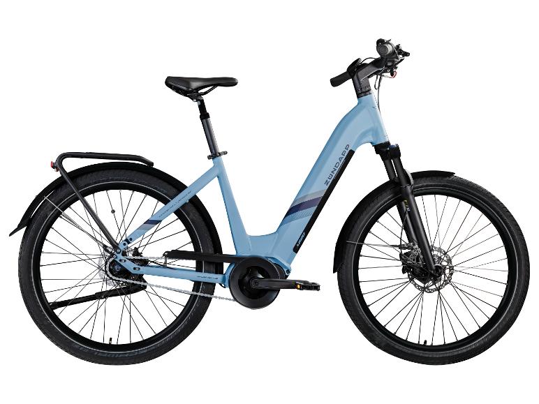 Lichtblauwe Zündapp X800 elektrische fiets met bagagedrager en spatborden.