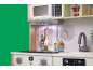 Houten speelkeuken met magnetron, kookplaat, gootsteen en accessoires.