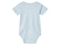 Een lichtblauwe baby romper met korte mouwen.