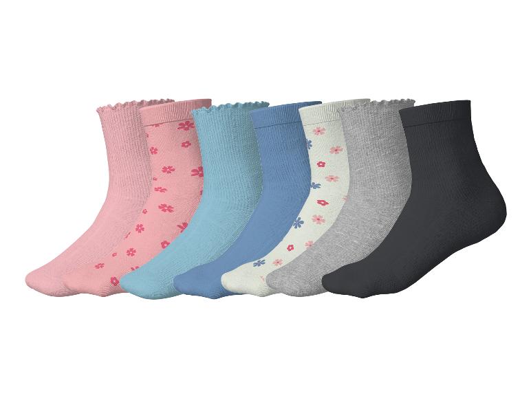 Set van zeven paar kindersokken in roze, blauwe, grijze en zwarte tinten.
