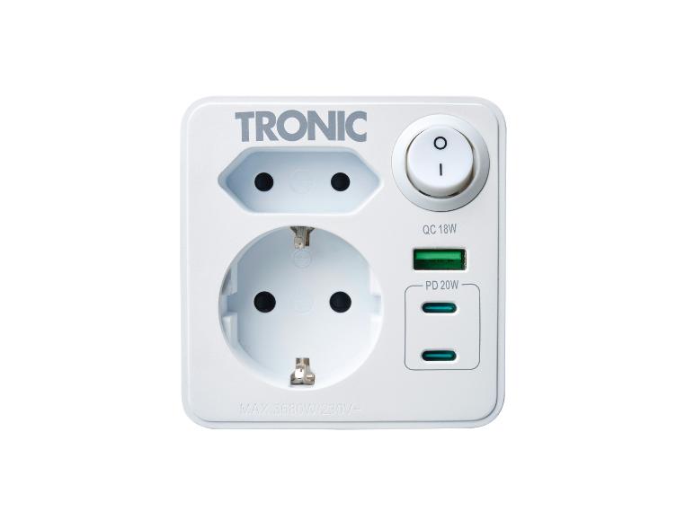 Witte wandstekkeradapter met twee stopcontacten, een aan/uit-schakelaar en USB-poorten.