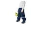 Kind in donkerblauwe waterdichte broek en grijs shirt, met een groene emmer.