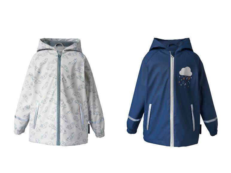 Twee kinderregenjassen: een witte met automotief en een blauwe met wolk en 'HAPPY DAY'.