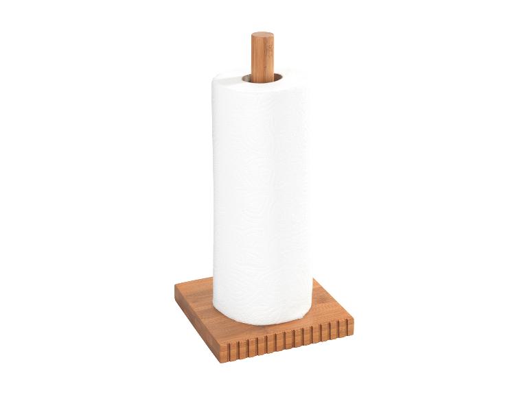 Een bamboe keukenrolhouder met een rol keukenpapier.