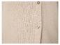 Detail van een beige cardigan met knopen.