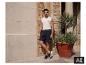Man in ESMARA MEN sweatshorts staand naast een gedecoreerde muur. [AI-gegenereerde afbeelding]
