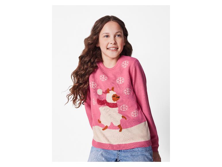Meisje in roze trui met lama- en sneeuwvlokkenontwerp en blauwe jeans