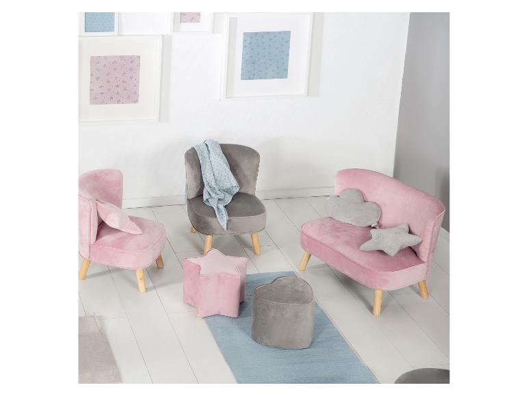 Kindermeubels met roze en grijze fauteuils, een bank en stervormige en hartvormige poefs.