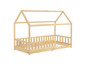 Een houten kinderbed met een huisvormig frame