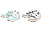 Twee paar kindersneakers met klittenband: turquoise-wit en marineblauw-grijs.