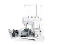 Witte overlock naaimachine met gekleurde draden en open klep.