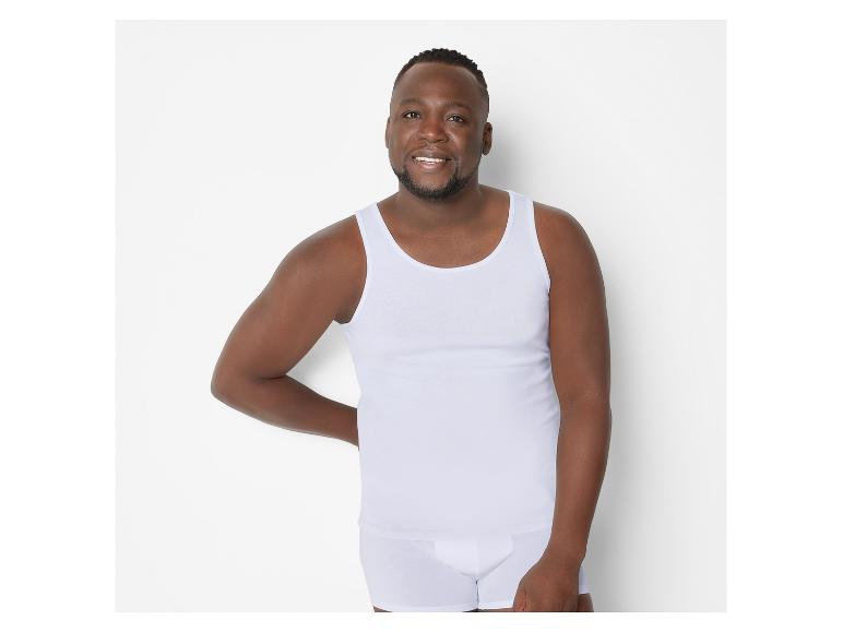 Man in een wit tanktop en ondergoed.