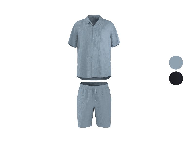 Lichtblauw overhemd met korte mouwen en shortset met twee kleuropties.