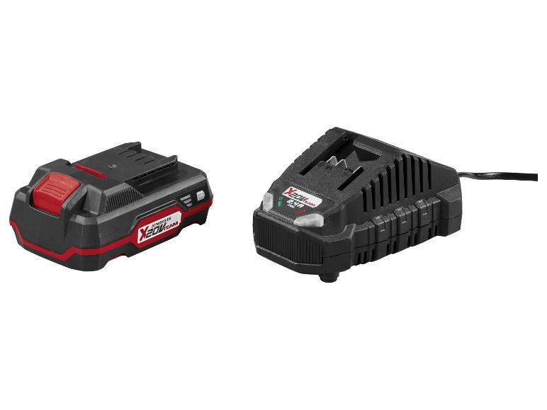 Accu en oplader voor snoerloos gereedschap, zwart met rode accenten.