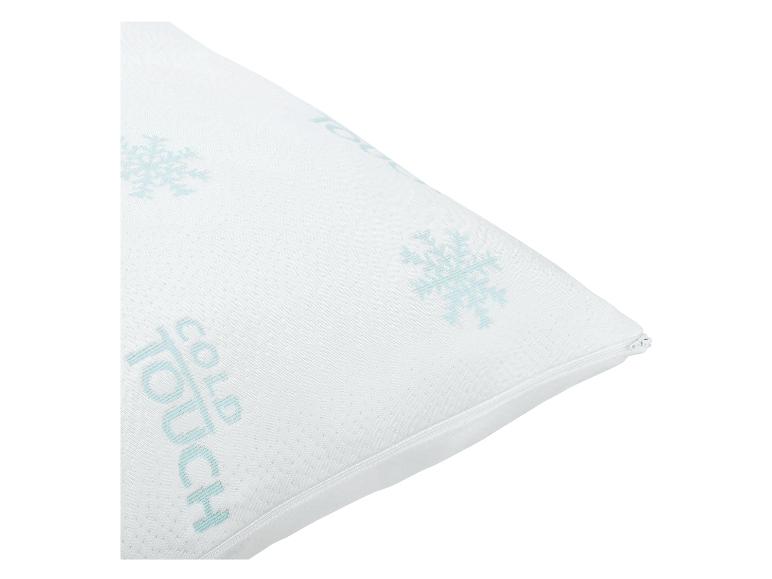Wit kussen met de tekst «COLD TOUCH» en sneeuwvlokpatronen.