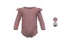 Baby romper met lange mouwen, ribstructuur, poederroze kleur en gerimpelde details.