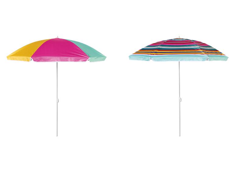 Twee kleurrijke strandparasols, één met effen panelen en één met strepen.