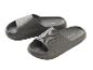 Paar grijze comfortabele slippers met getextureerd voetbed en zool