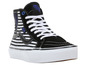 Zwart-witte Vans Sk8-Hi sneakers met strepen.