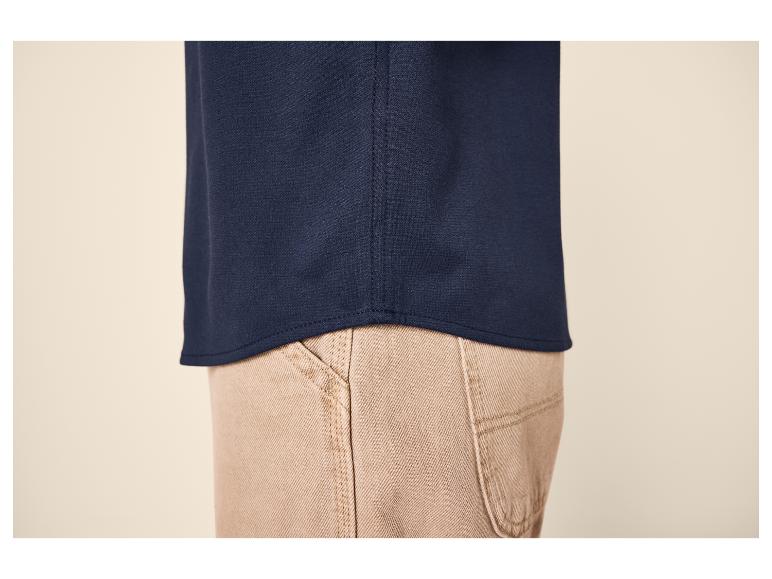 Donkerblauw T-shirt en beige broek