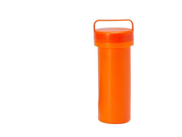 Oranje cilindervormige container met handvat en de woorden „OPEN“ en „AIR KIT“.