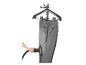 Grijze broek op een hanger, gestoomd met een handstomer.