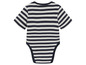 Een gestreept babypakje met korte mouwen.