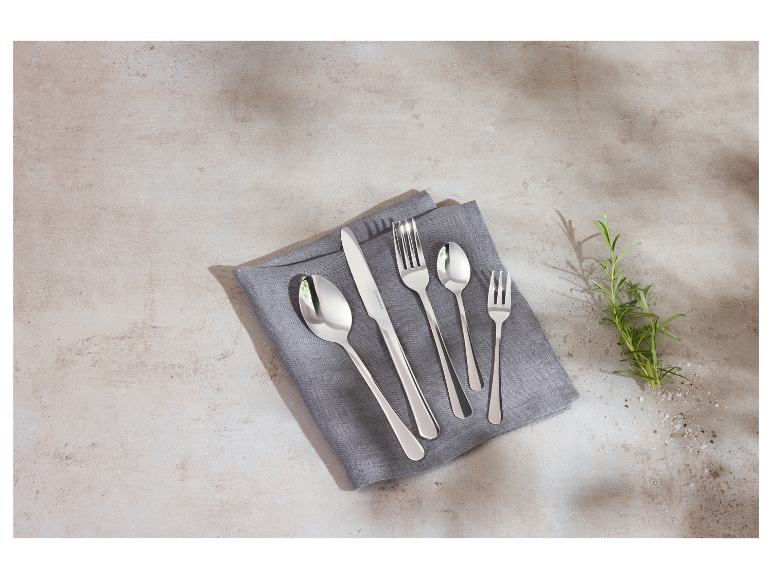 Bestekset op een grijze linnen servet.