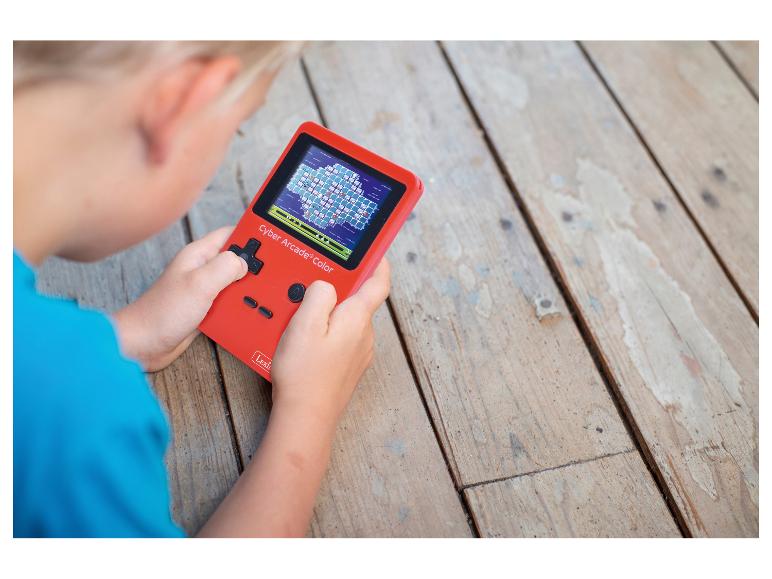 Kind speelt op een rode handheld gameconsole met een gepixelde game op het scherm.