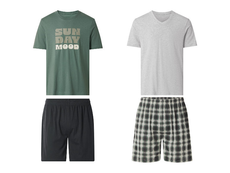 Twee herenpyjamasets: een groene met 'SUN DAY MOOD' en zwarte shorts, een grijze met geruite shorts.