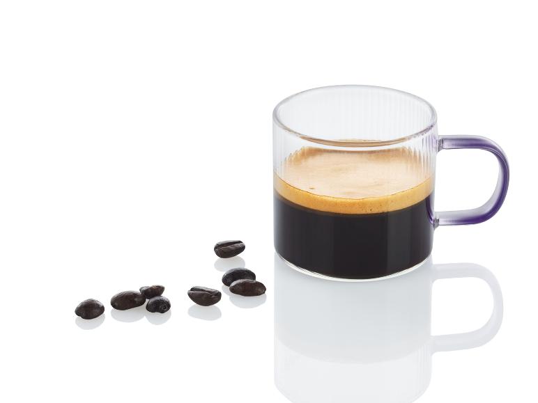 Een kopje espresso met koffiebonen.