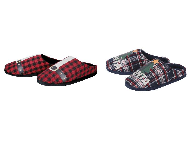 Twee paar kerstpantoffels: één met een rood geruit kerstmanontwerp en één met een blauw geruit kerstboomontwerp.