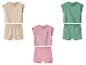 Drie kinderkledingsets: beige met zon, roze met bloem en groen met zonnen.
