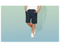 Man draagt zwarte shorts en witte sneakers.