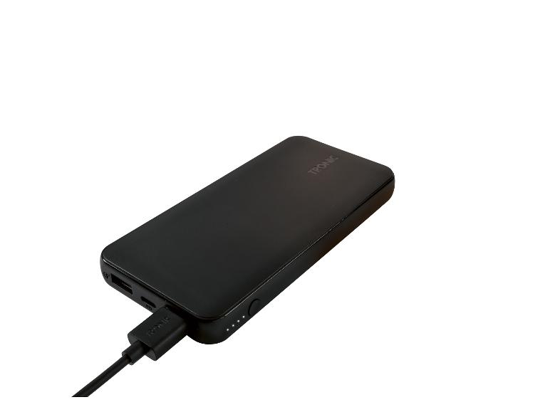 Zwarte powerbank met aangesloten oplaadkabel.