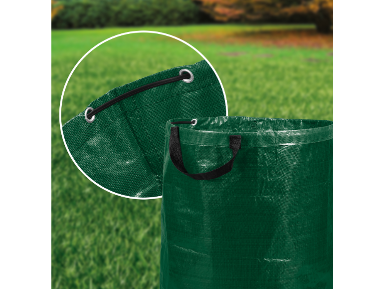 Groene tuinafvalzak met trekkoord en handvatten, buiten op gras getoond.