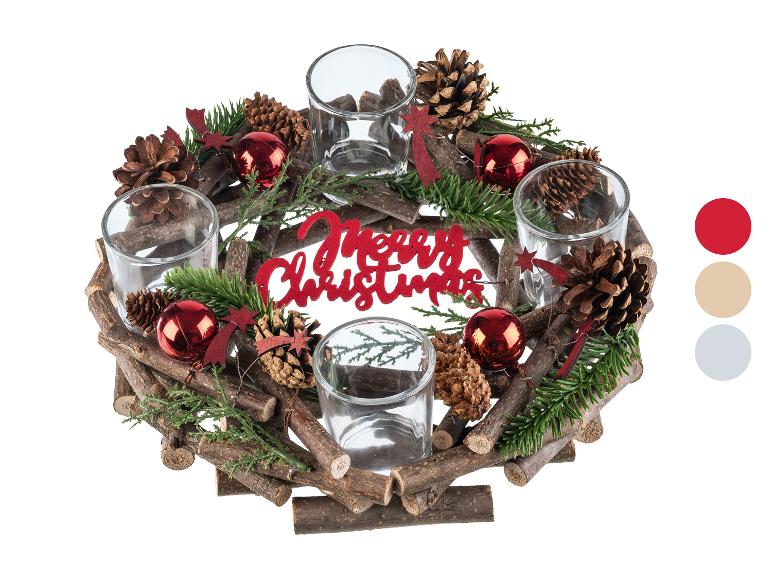 Kerst adventskrans met dennenappels, rode ornamenten en glazen kaarsenhouders