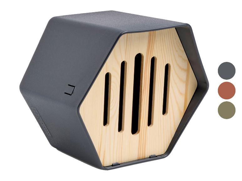 Zeshoekig insectenhotel met een donkergrijs kunststof frame en een licht houten voorkant met verticale sleuven.