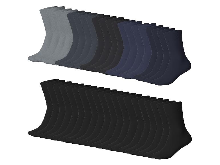 Twee rijen herensokken in diverse tinten grijs, zwart en blauw