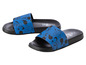 Twee paar blauwe slippers met Mickey Mouse-print.