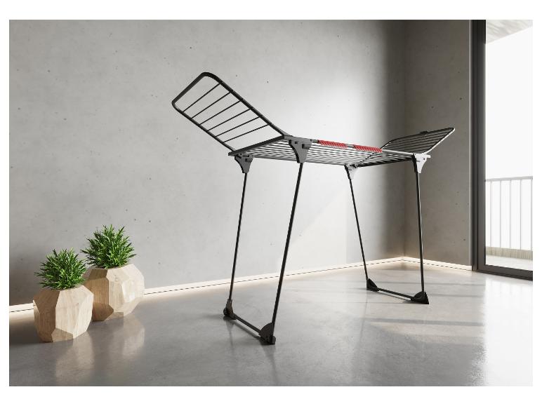 Droogrek in een moderne kamer met planten en een balkon.