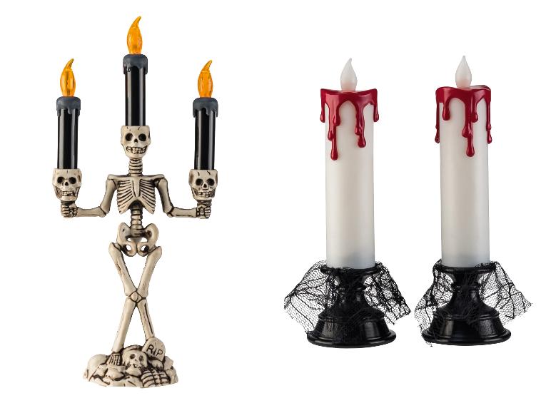 Halloween decoratie: een skelet kandelaar en twee bloedende kaarsen.