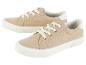 Twee paar beige canvas sneakers.